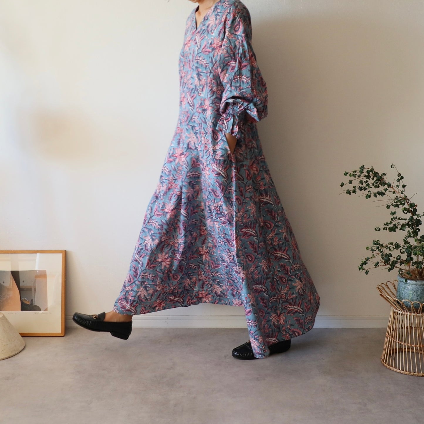 すっきりシルエットの裾揺れフレアワンピース【kusumi blue】