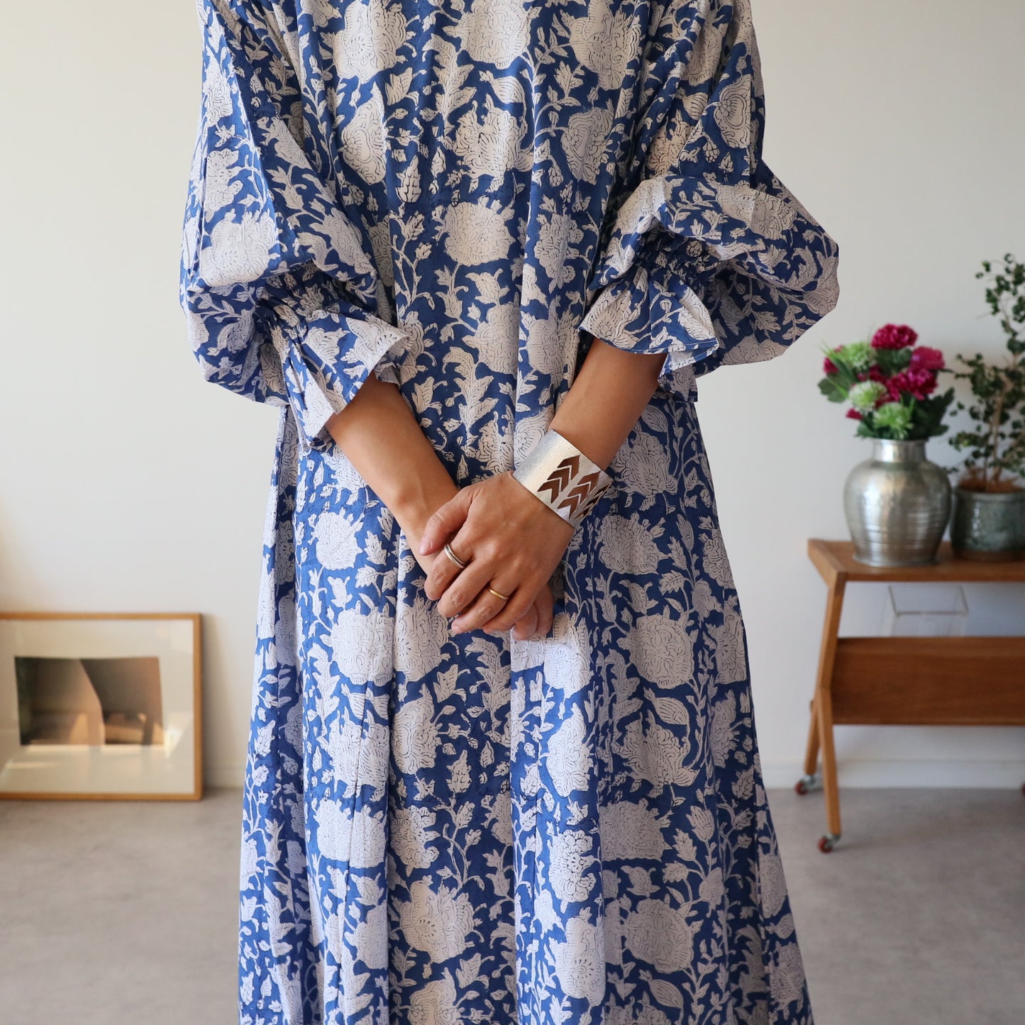 すっきりシルエットの裾揺れフレアワンピース【blue】