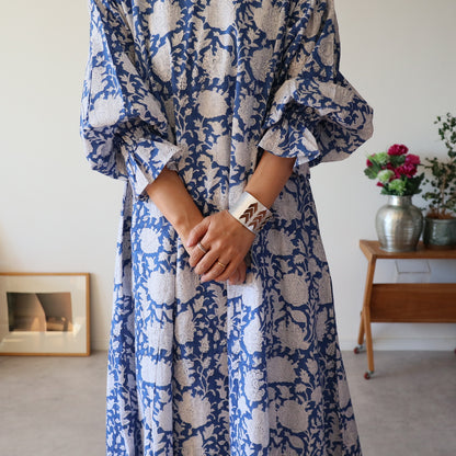 すっきりシルエットの裾揺れフレアワンピース【blue】