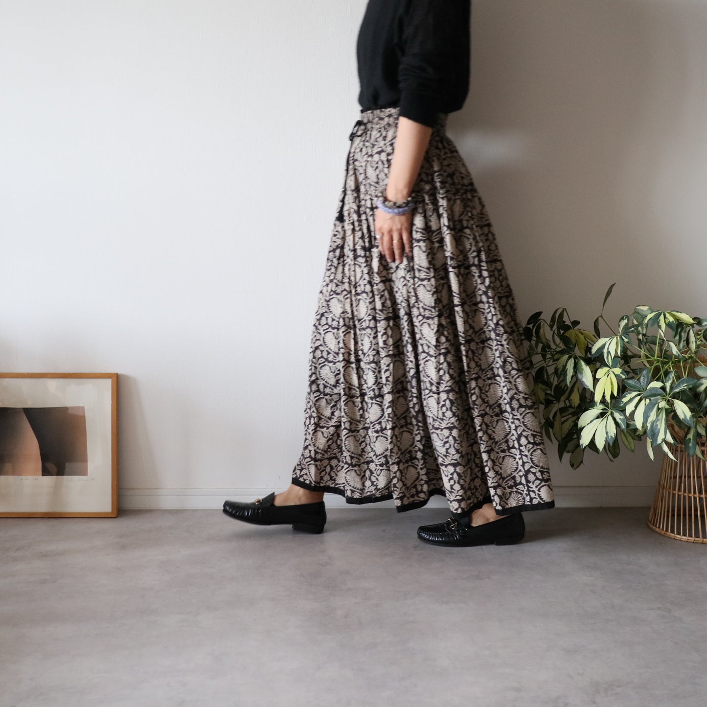 しなやかボリュームのティアードスカート -black-