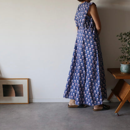 すっきりシルエットの裾ゆれフレアキャミワンピース【blue】ゴム無し