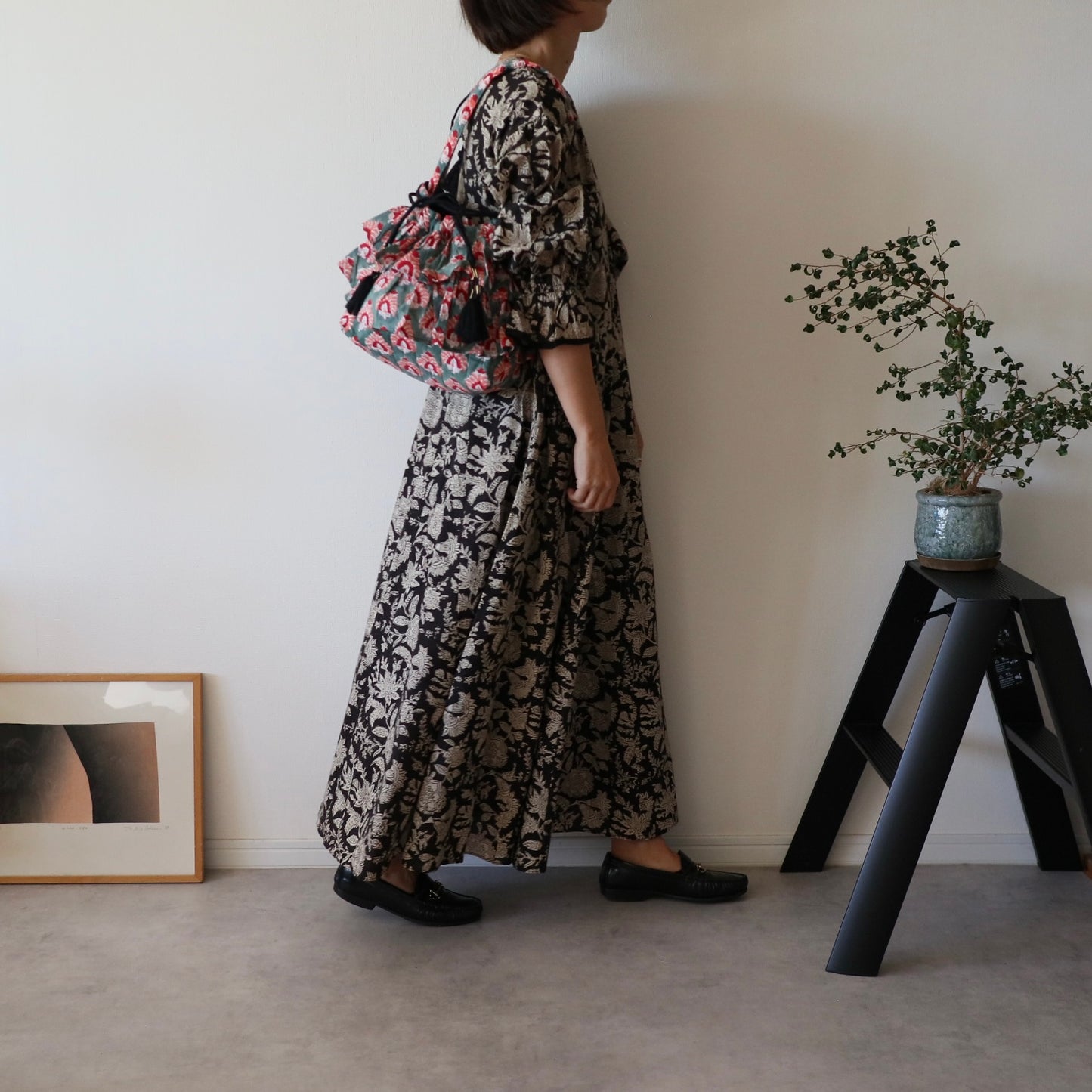 すっきりシルエットの裾揺れフレアワンピース 【black tassel】