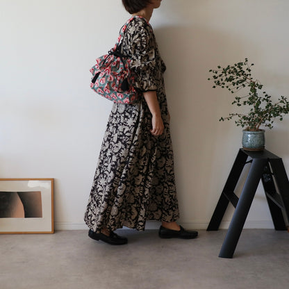 すっきりシルエットの裾揺れフレアワンピース 【black tassel】