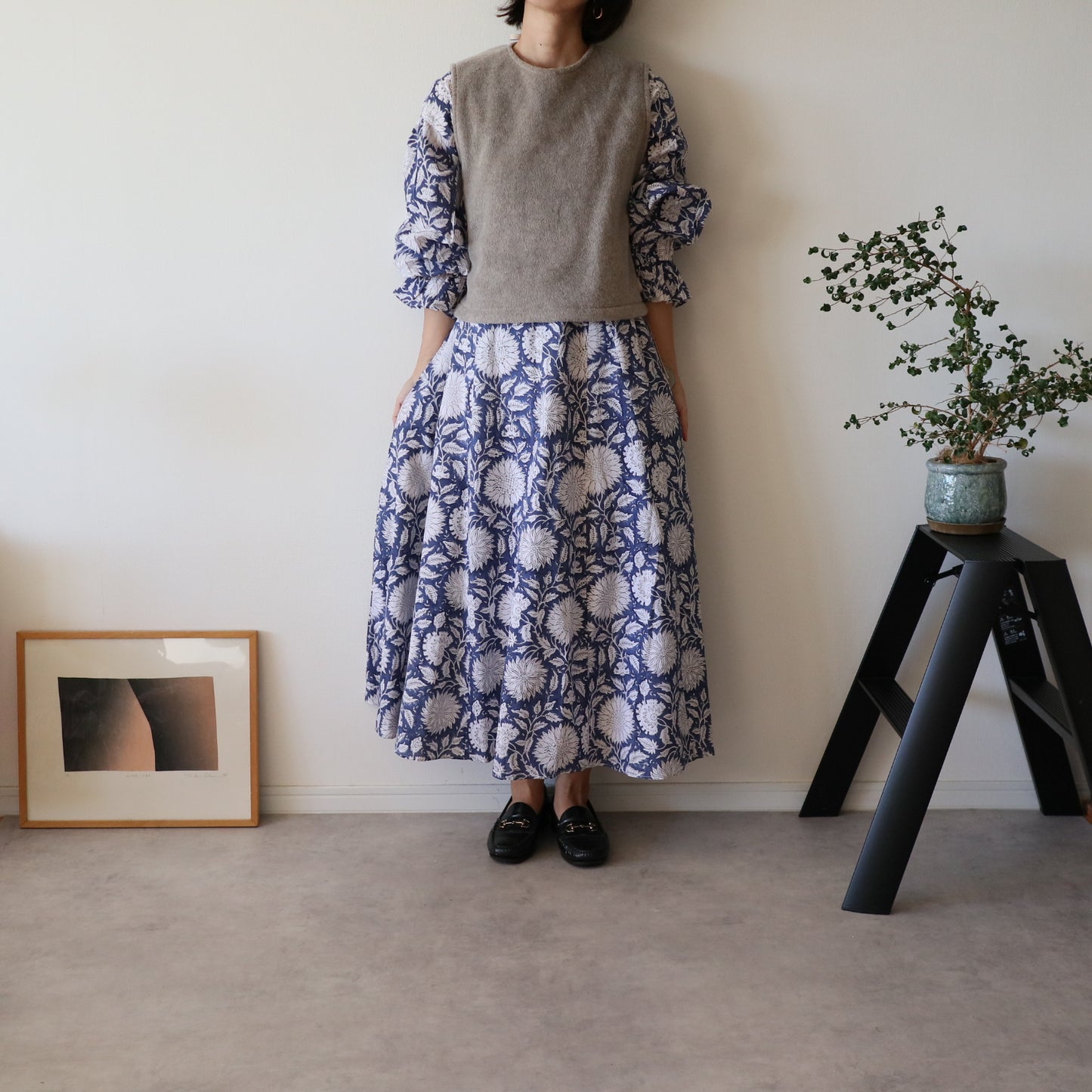 すっきりシルエットの裾揺れフレアワンピース 【blue × white flower】