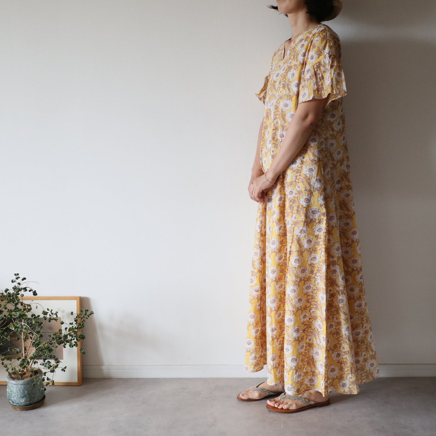 すっきりシルエットの裾揺れフレアワンピース-半袖type- 【Yellow】