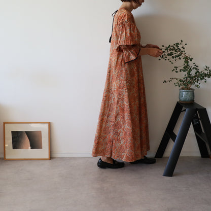 すっきりシルエットの裾揺れフレアワンピース 【kusumi orange】