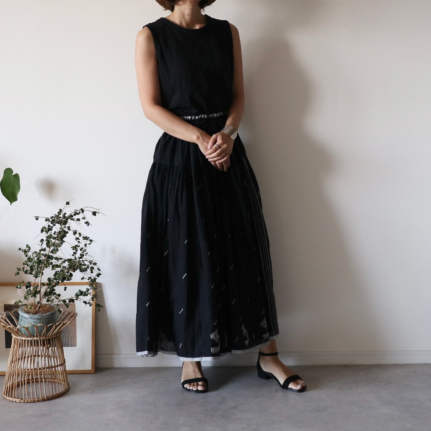 手織りジャムダニ綿の風纏うボリュームスカート【black】