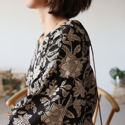 すっきりシルエットの裾揺れフレアワンピース【black】