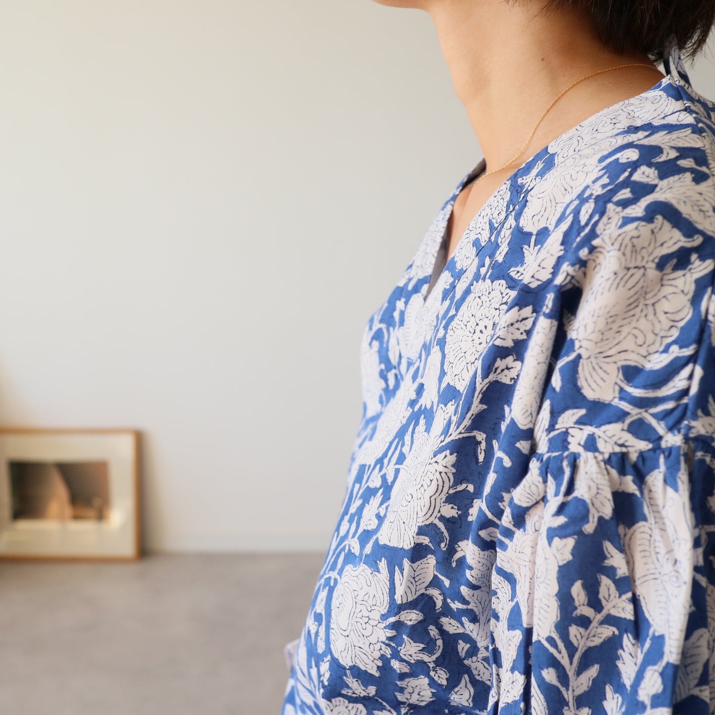 すっきりシルエットの裾揺れフレアワンピース【blue】