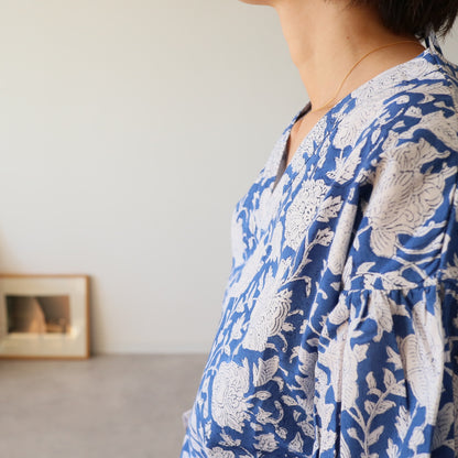 すっきりシルエットの裾揺れフレアワンピース【blue】