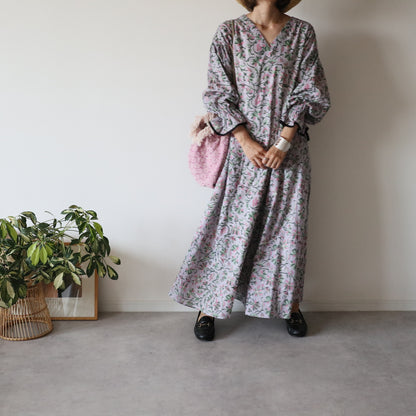 すっきりシルエットの裾揺れフレアワンピース【kusumi lavender】