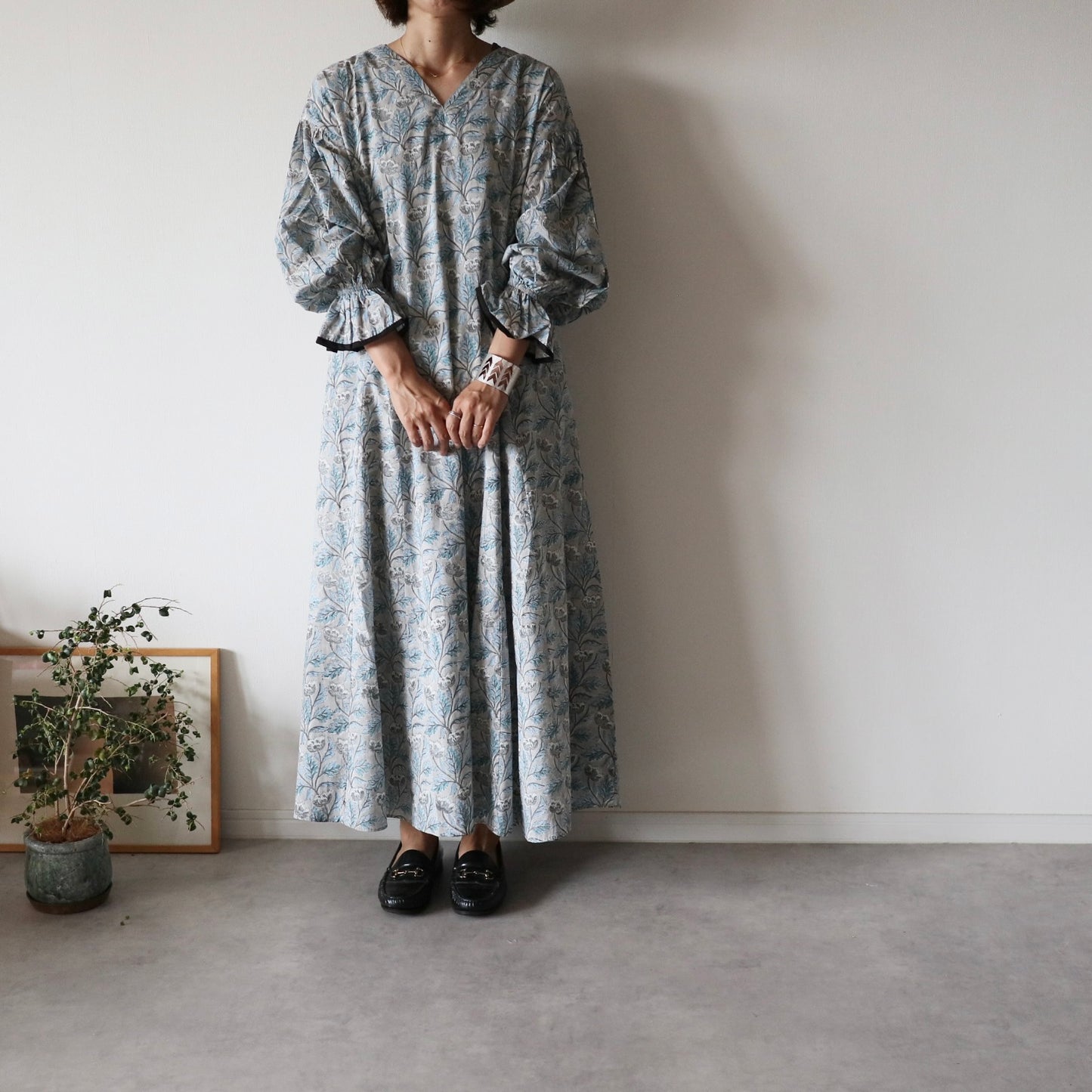 《即納》すっきりシルエットの裾揺れフレアワンピース【gray】