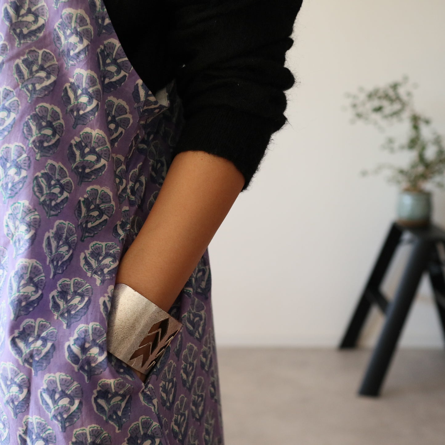 すっきりシルエットの裾ゆれフレアキャミワンピース【purple】