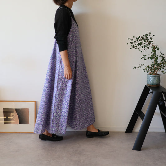 すっきりシルエットの裾ゆれフレアキャミワンピース【purple】