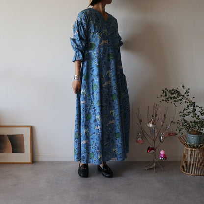 すっきりシルエットの裾揺れフレアワンピース 【blue × green】