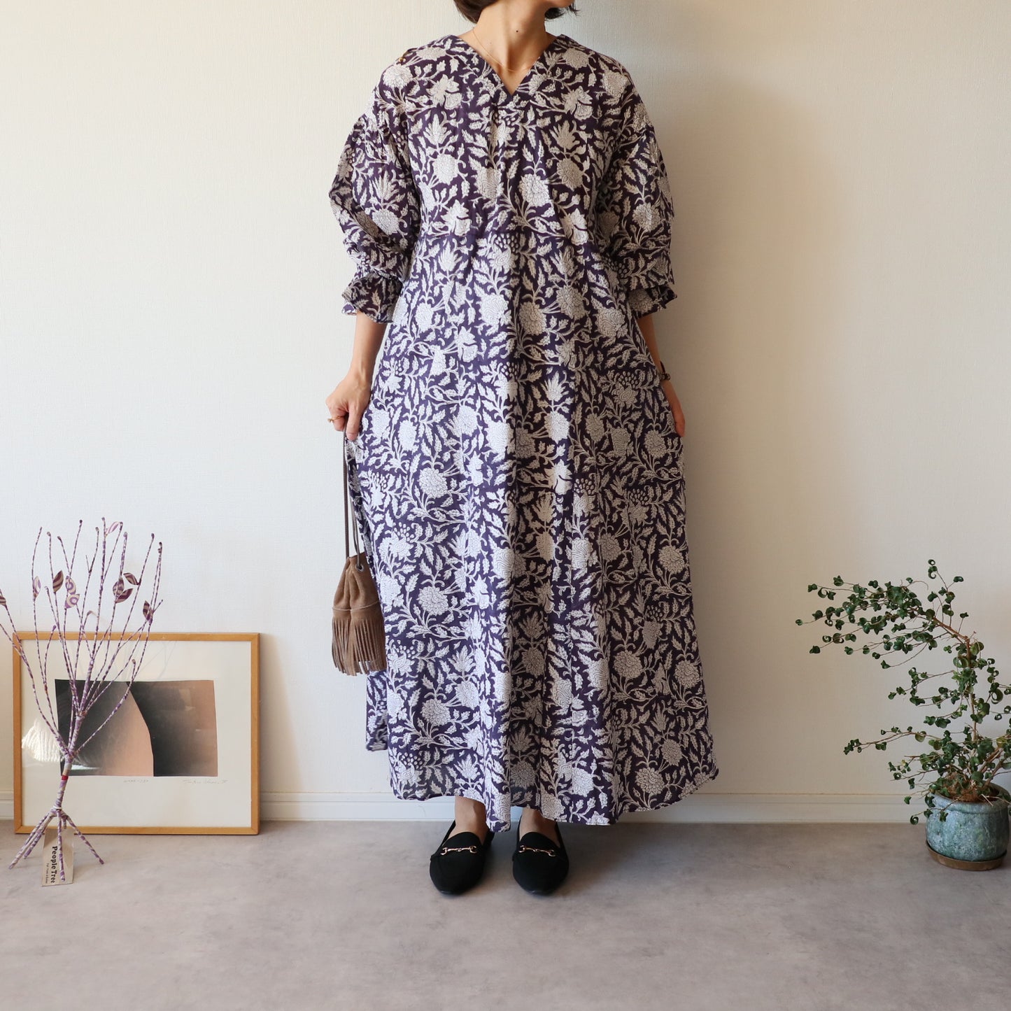 すっきりシルエットの裾揺れフレアワンピース 【smoky navy 鈴ver.】