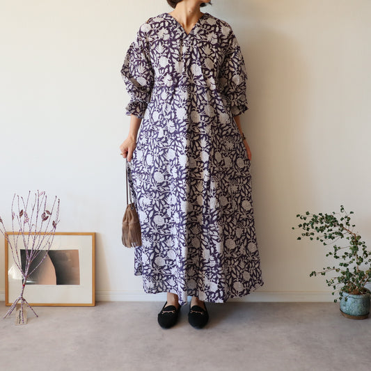 すっきりシルエットの裾揺れフレアワンピース 【smoky navy 鈴ver.】