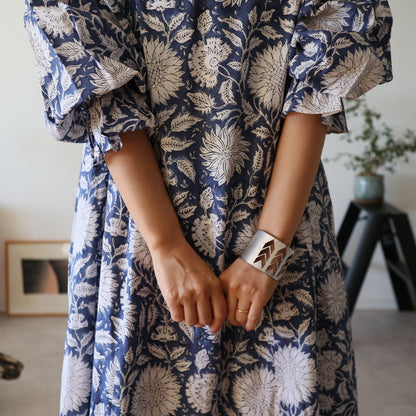 すっきりシルエットの裾揺れフレアワンピース 【blue × white flower】