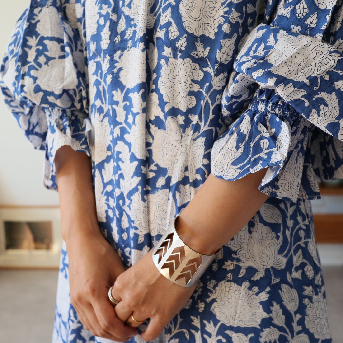 すっきりシルエットの裾揺れフレアワンピース【blue】