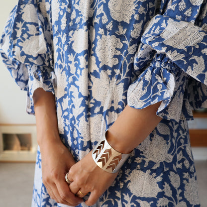 すっきりシルエットの裾揺れフレアワンピース【blue】