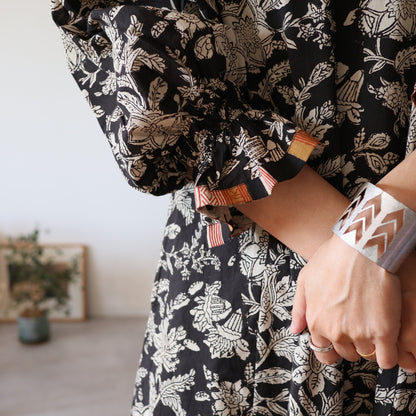 すっきりシルエットの裾揺れフレアワンピース【black】