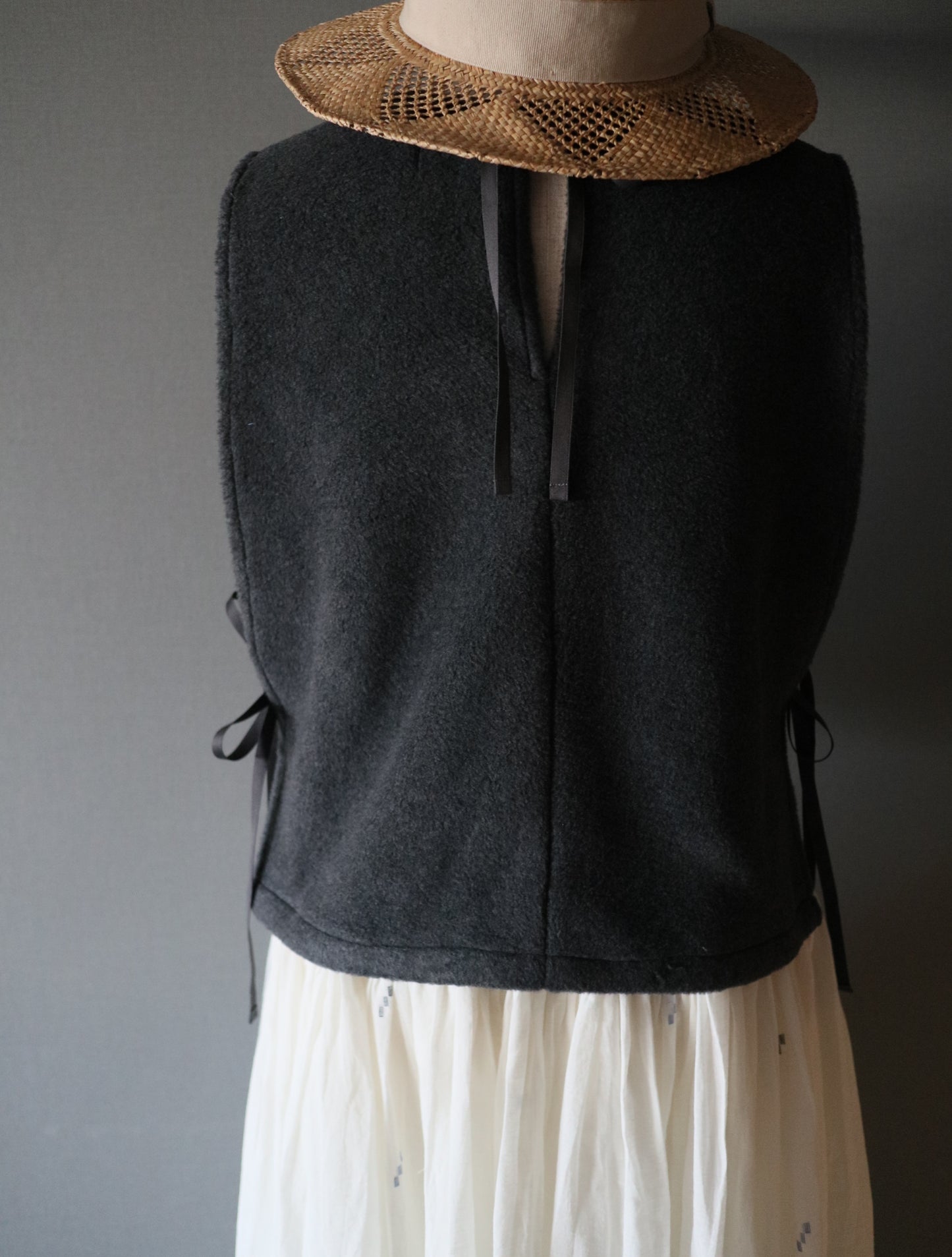 ふんわりあたたか side ribbon vest【charcoal】