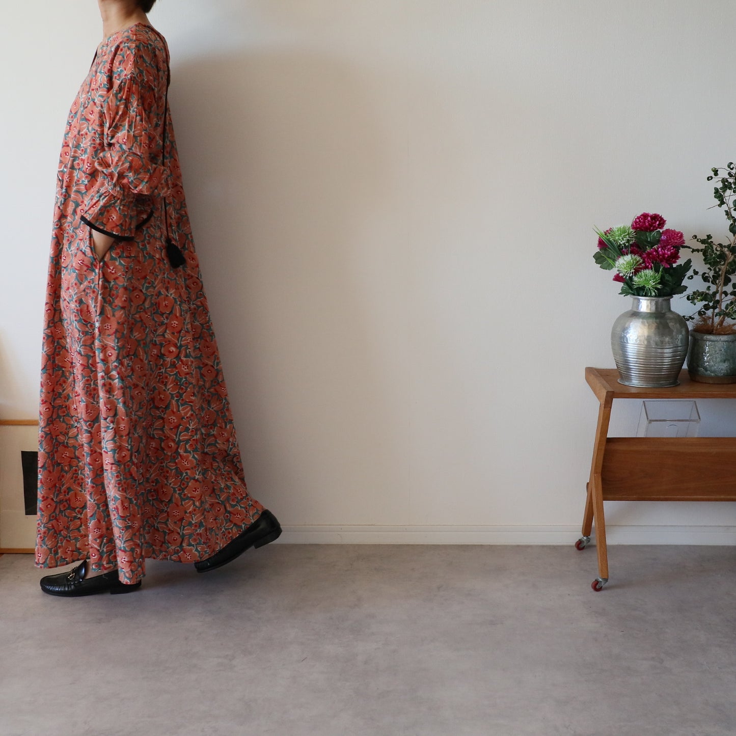 すっきりシルエットの裾揺れフレアワンピース【orange】