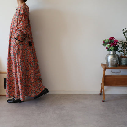 すっきりシルエットの裾揺れフレアワンピース【orange】