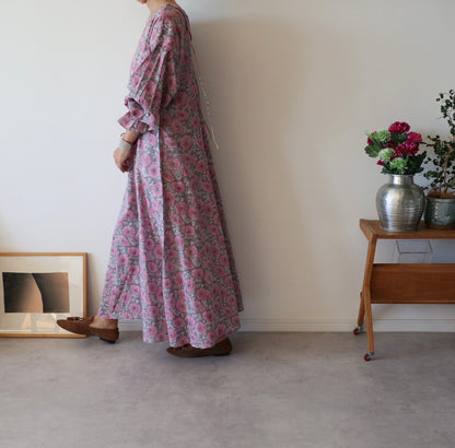 すっきりシルエットの裾揺れフレアワンピース【pink purple】