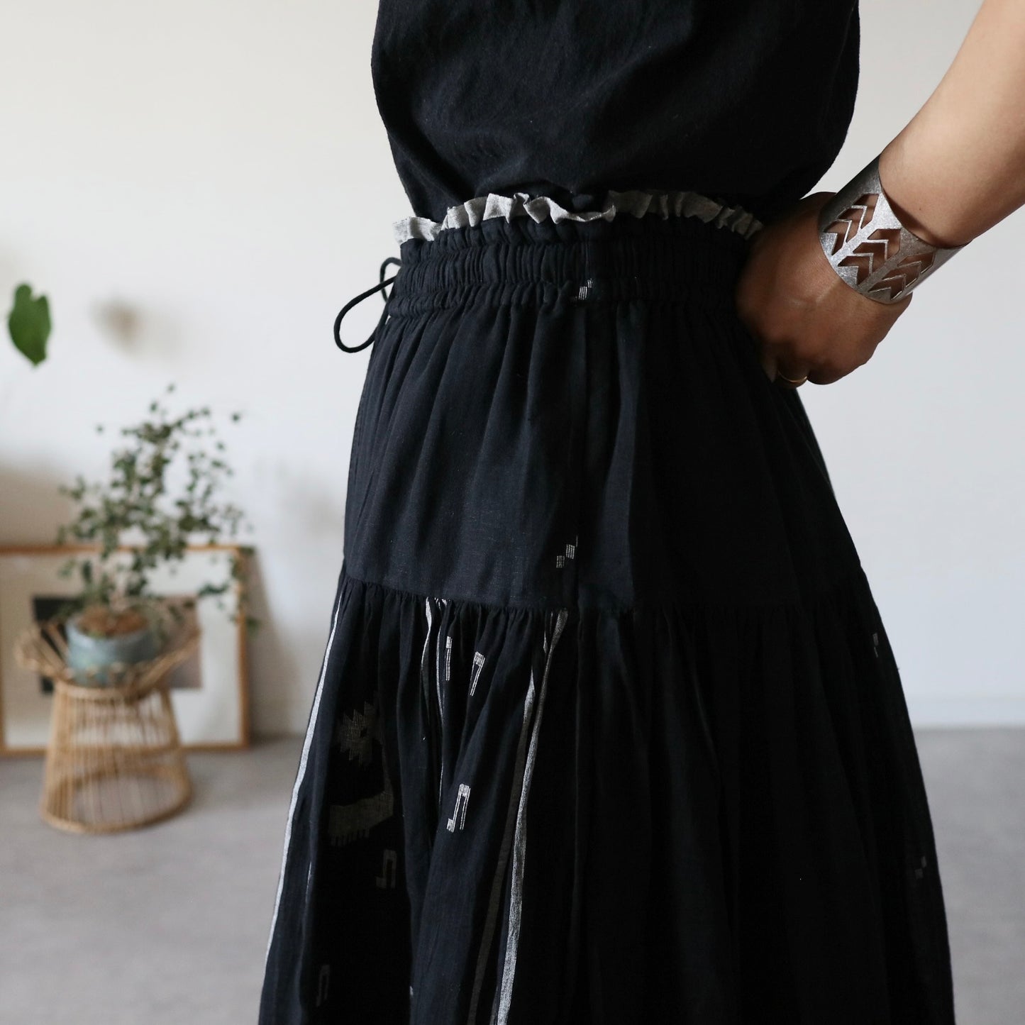 手織りジャムダニ綿の風纏うボリュームスカート【black】