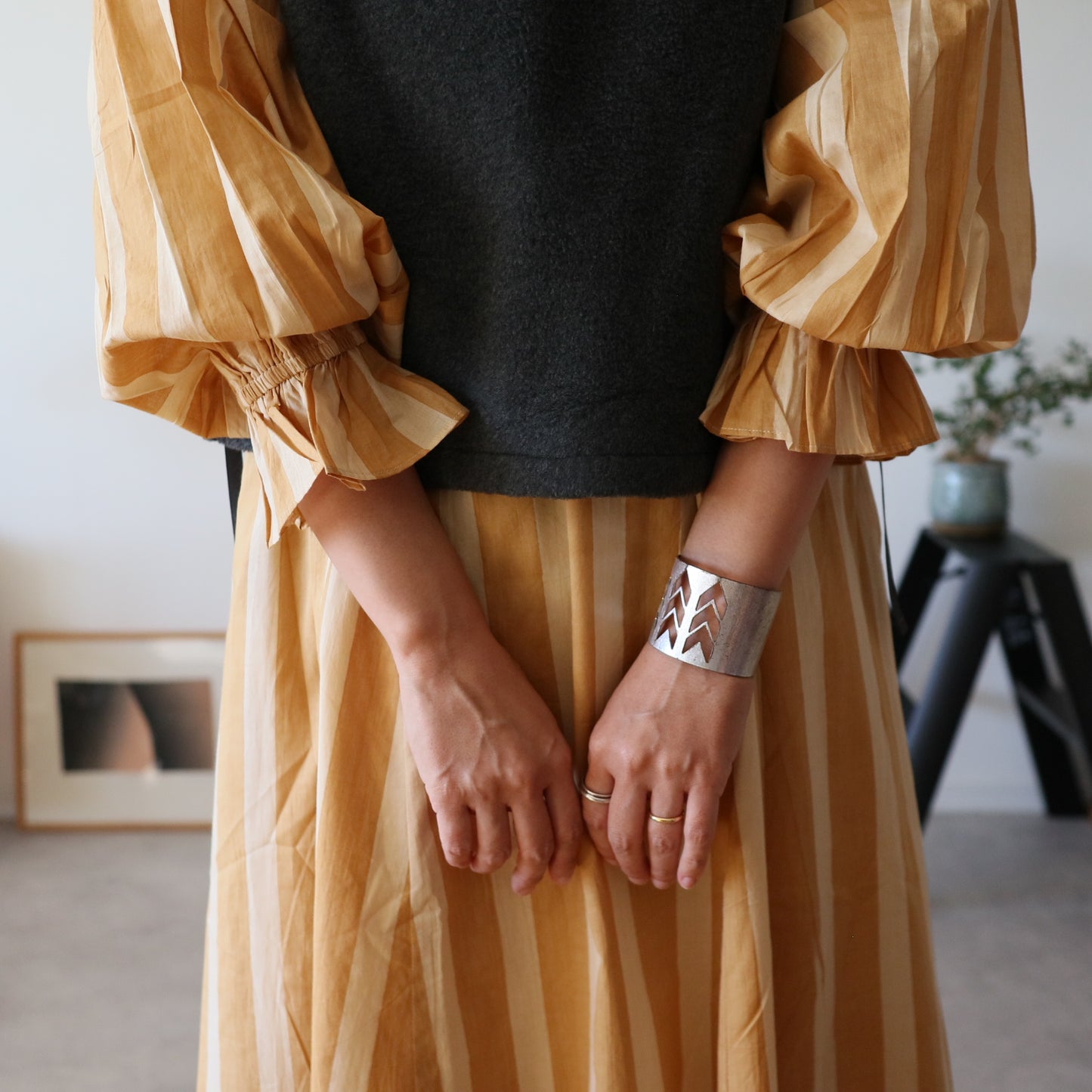 すっきりシルエットの裾揺れフレアワンピース 【mustard stripe】