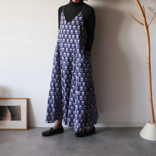 すっきりシルエットの裾ゆれフレアキャミワンピース【blue】ゴム無し