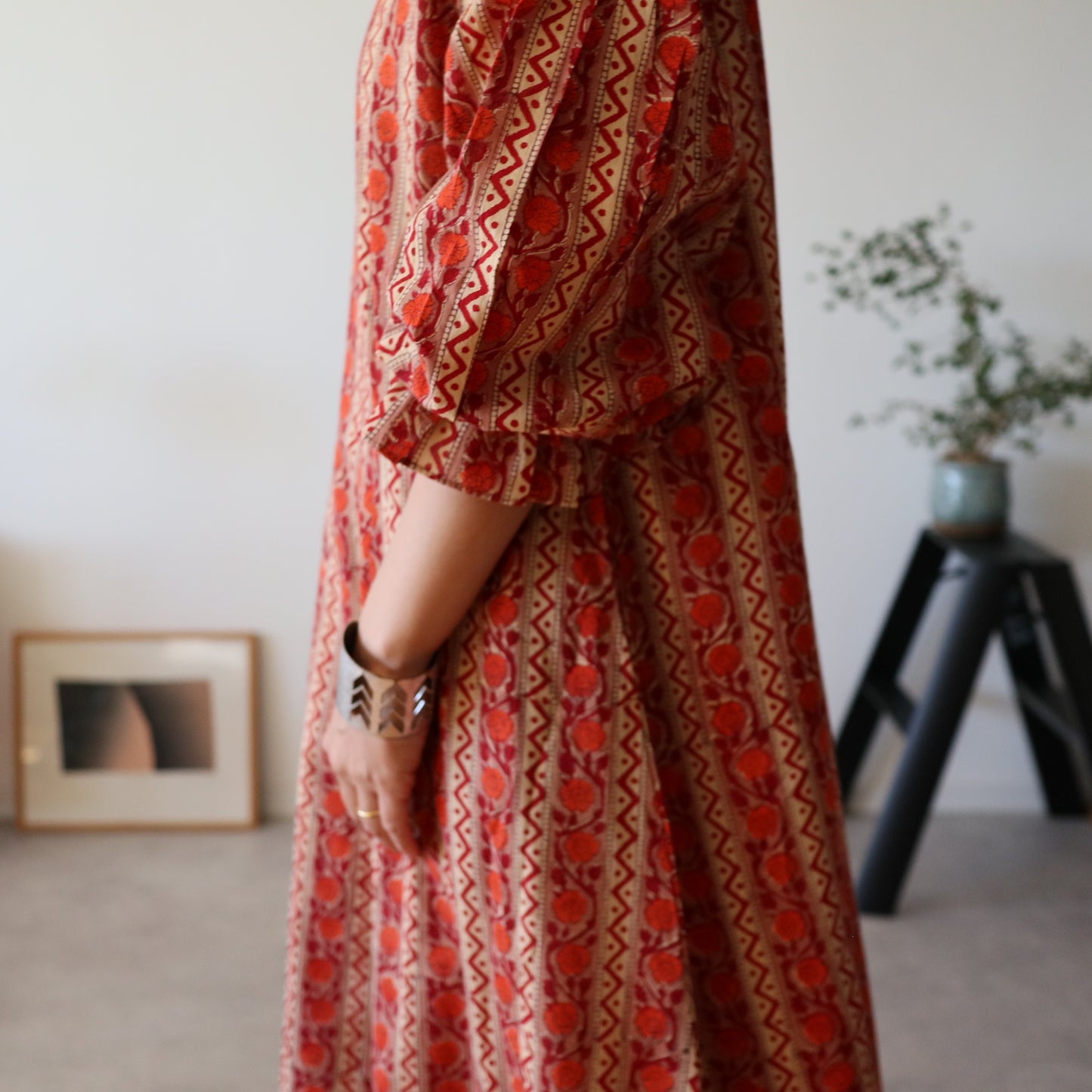 すっきりシルエットの裾揺れフレアワンピース 【red】