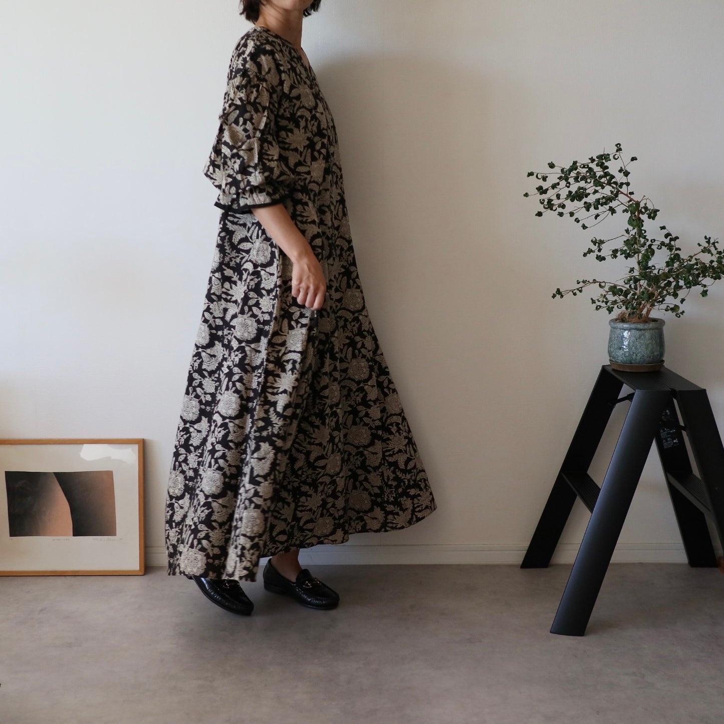 すっきりシルエットの裾揺れフレアワンピース 【black tassel】