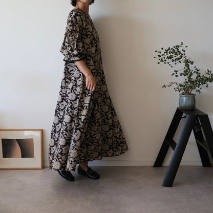 すっきりシルエットの裾揺れフレアワンピース 【black tassel】