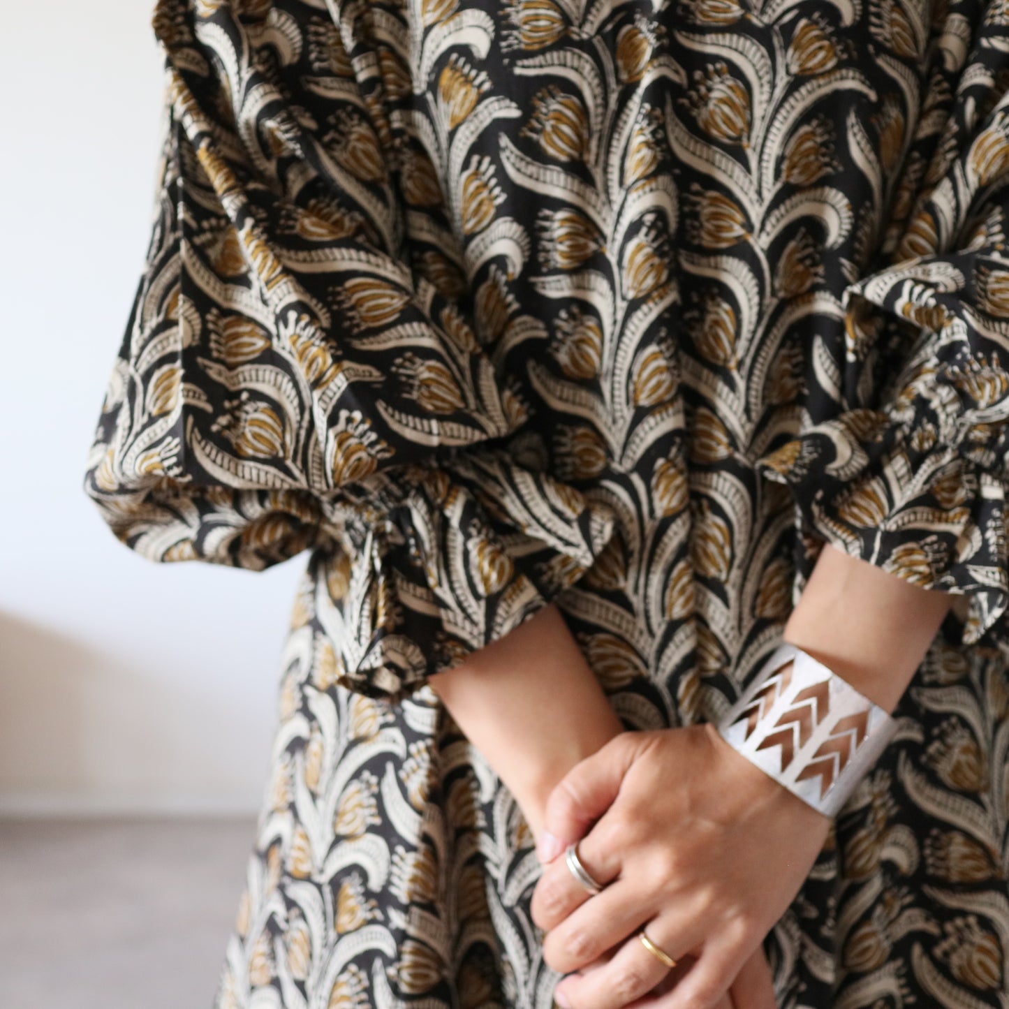 すっきりシルエットの裾揺れフレアワンピース【black＆brown】