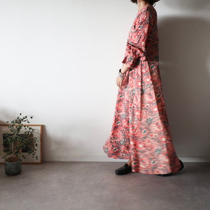 《new》すっきりシルエットの裾揺れフレアワンピース【pale red】