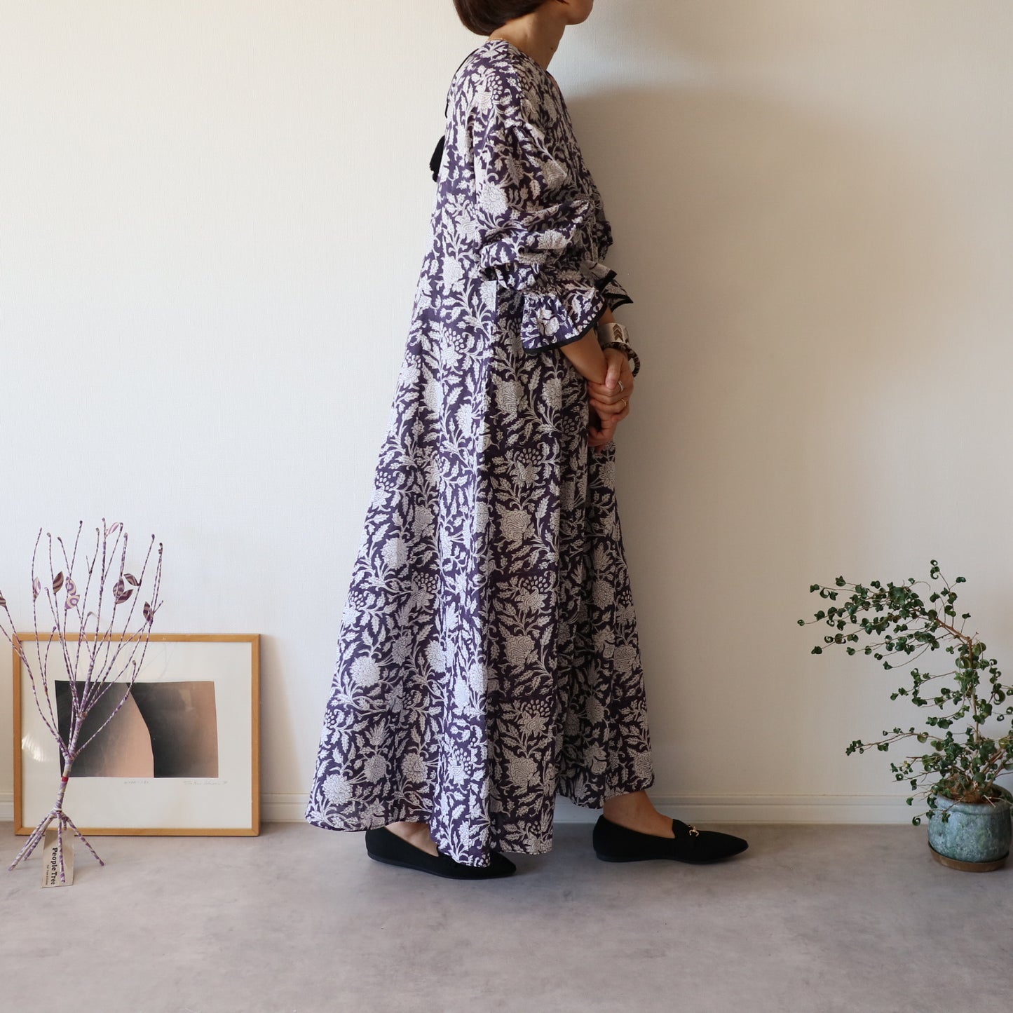 すっきりシルエットの裾揺れフレアワンピース 【smoky navy タッセルver.】