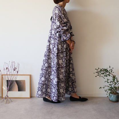 すっきりシルエットの裾揺れフレアワンピース 【smoky navy タッセルver.】