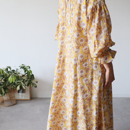 すっきりシルエットの裾揺れフレアワンピース【yellow】