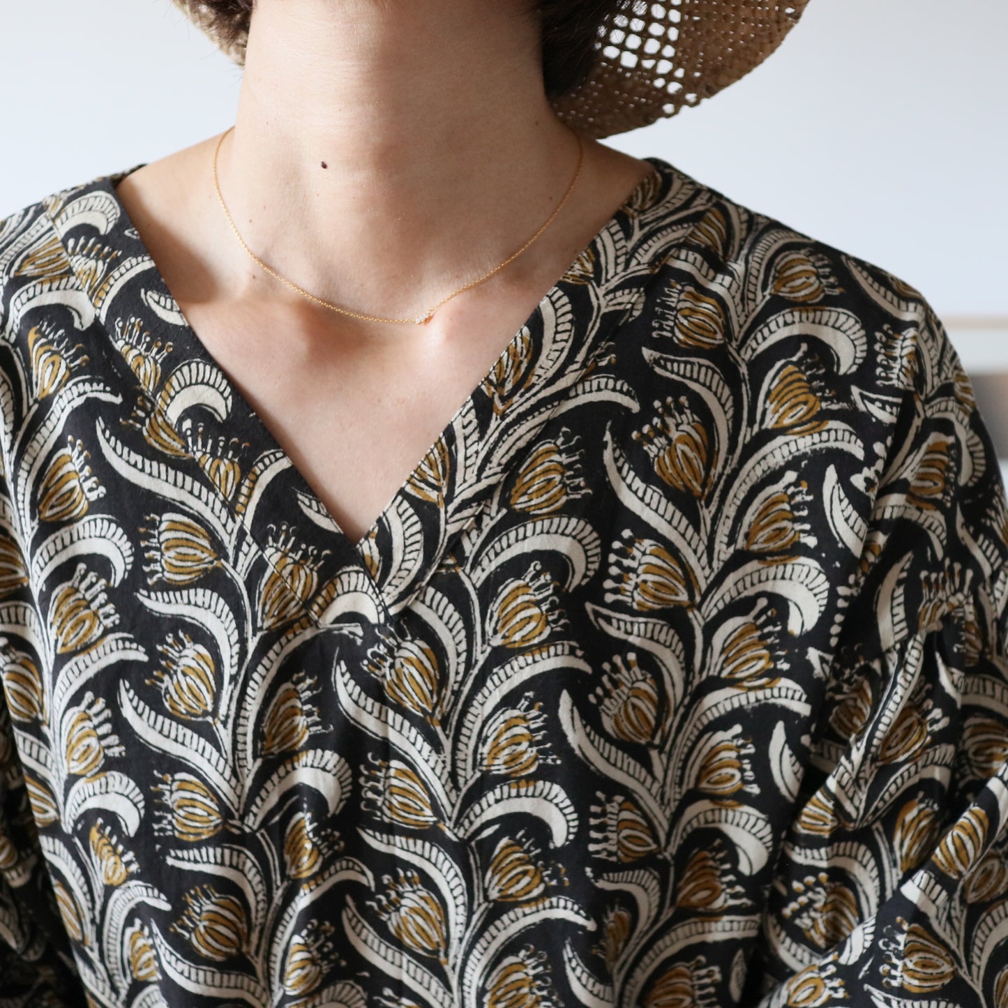 すっきりシルエットの裾揺れフレアワンピース【black＆brown】