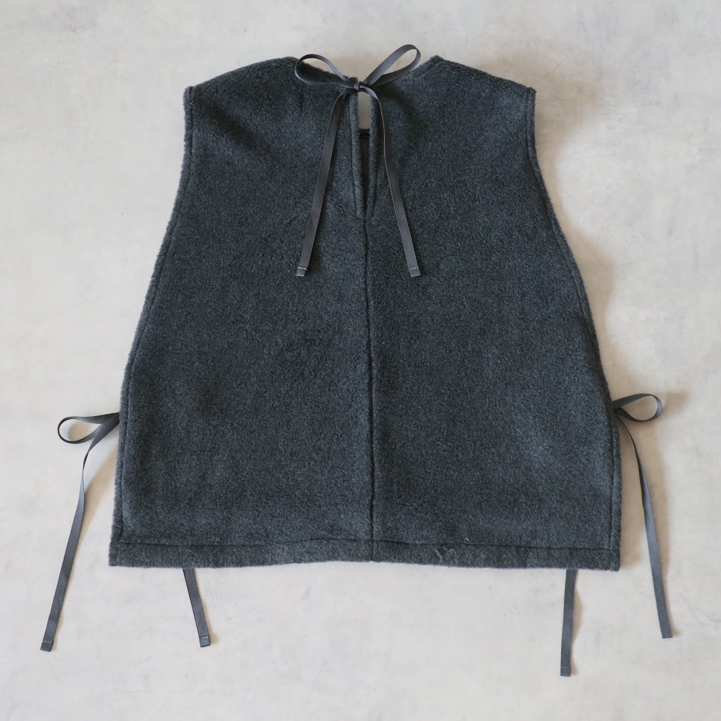 ふんわりあたたか side ribbon vest【charcoal】