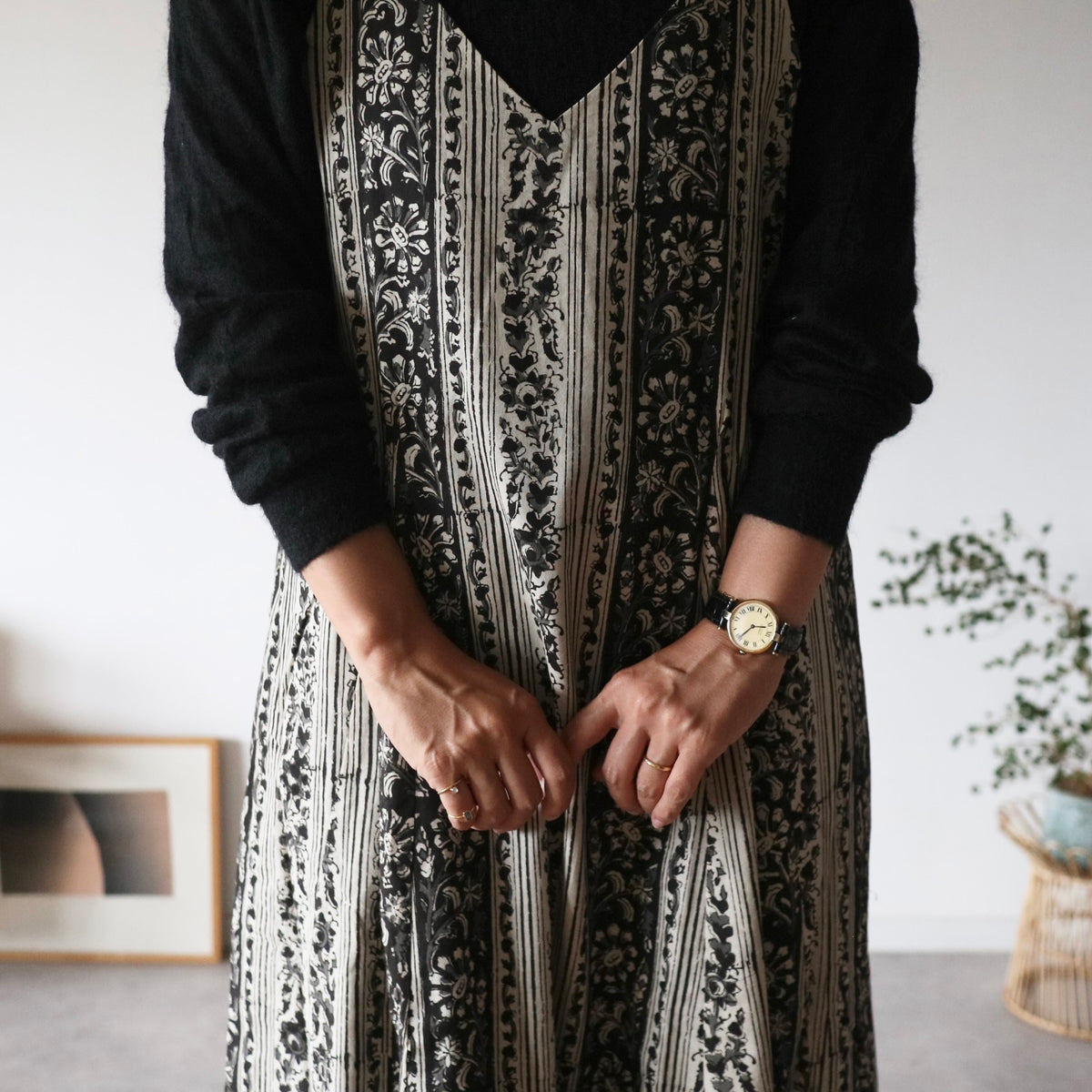 【即納・受注】すっきりシルエットの裾ゆれフレアキャミワンピース【black flower stripe】