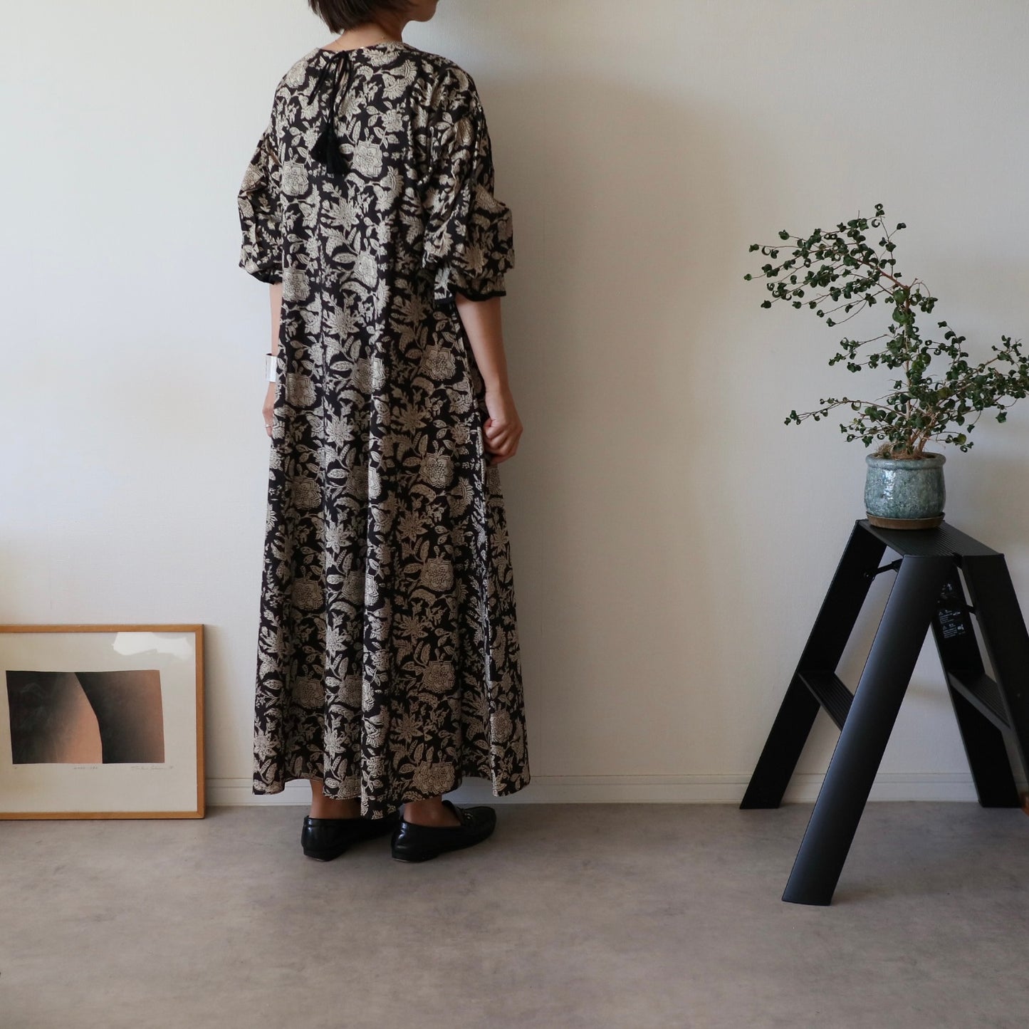 すっきりシルエットの裾揺れフレアワンピース 【black tassel】