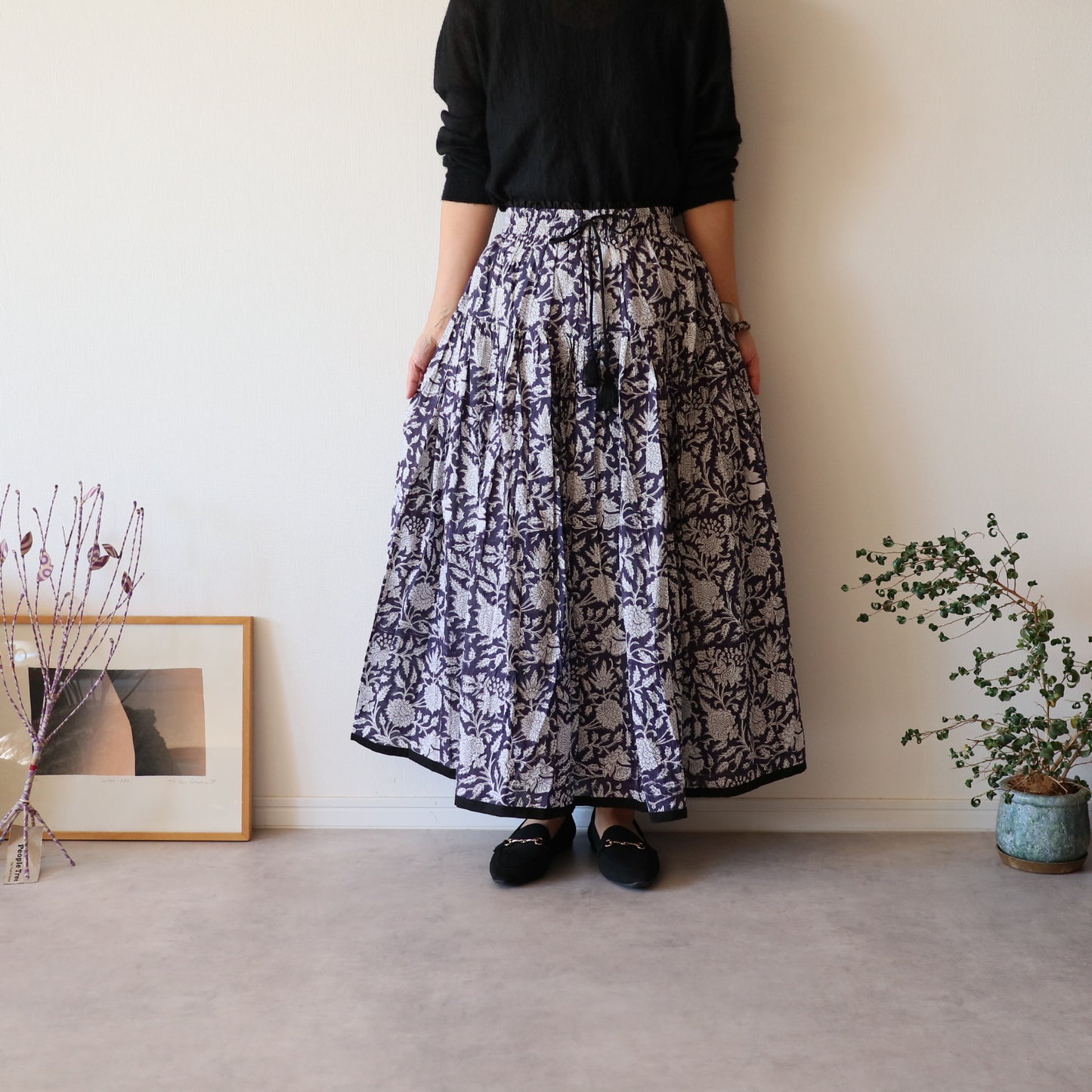 しなやかボリュームのティアードスカート -smoky navy-