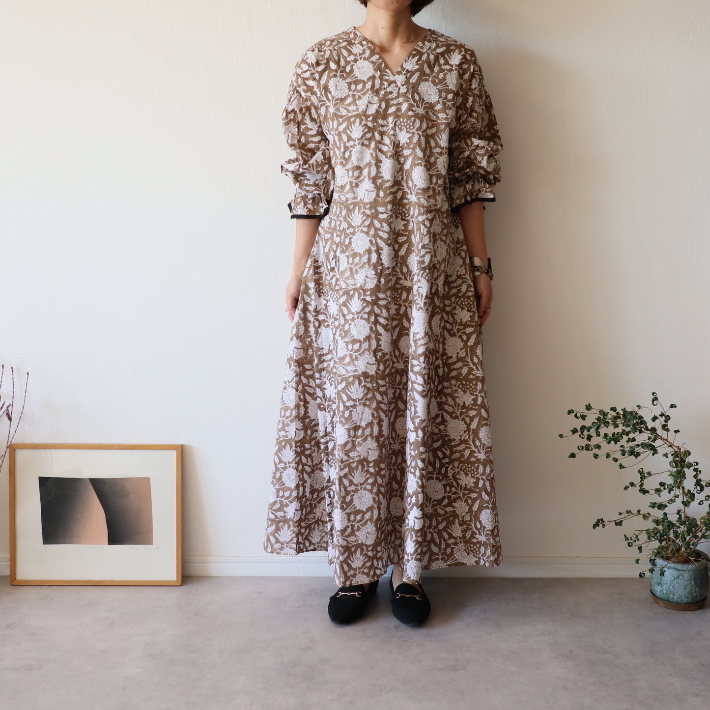 すっきりシルエットの裾揺れフレアワンピース 【smoky brown タッセルver.】