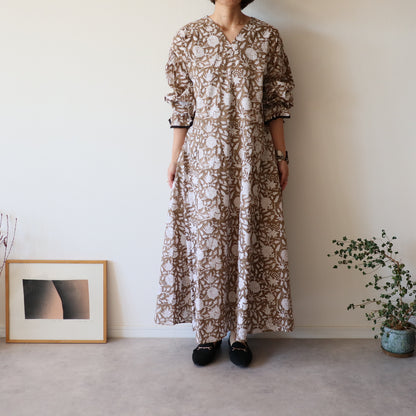 すっきりシルエットの裾揺れフレアワンピース 【smoky brown タッセルver.】