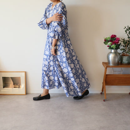 すっきりシルエットの裾揺れフレアワンピース【blue】