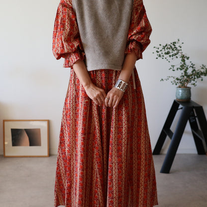 すっきりシルエットの裾揺れフレアワンピース 【red】