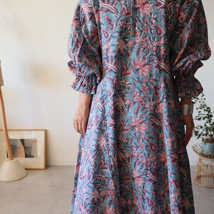 すっきりシルエットの裾揺れフレアワンピース【kusumi blue】